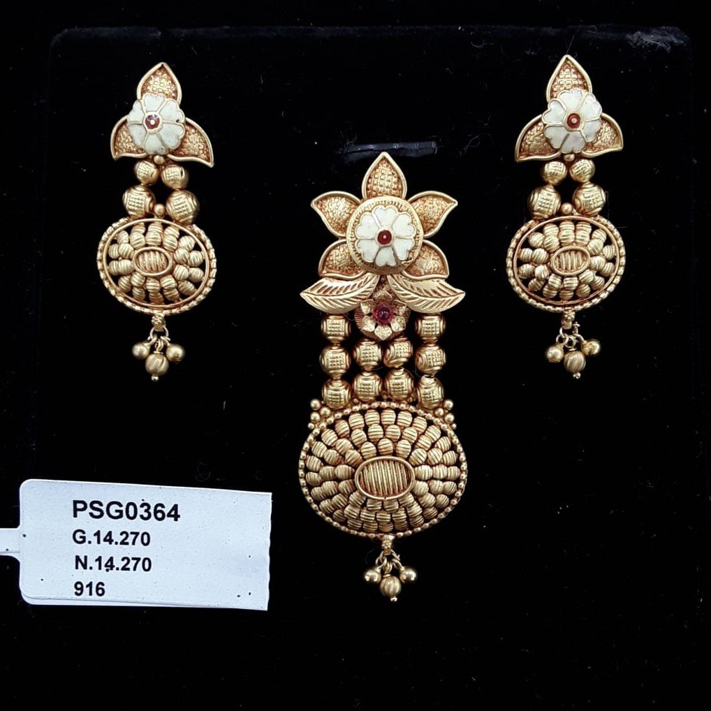 22KT Yellow Gold Elegant Kundan Antique pendent Set For Women