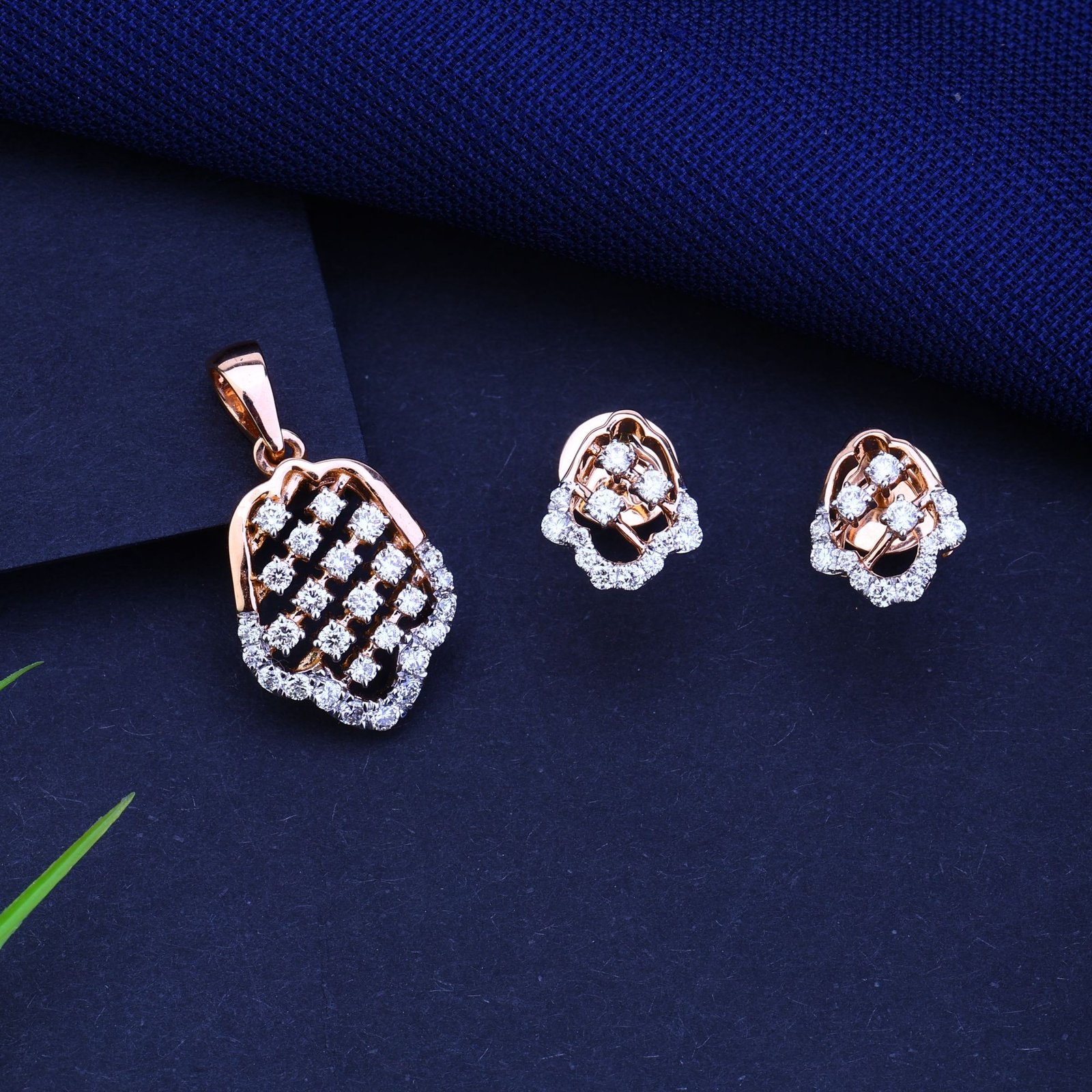 18K Gold Designer Diamond Pendant Set